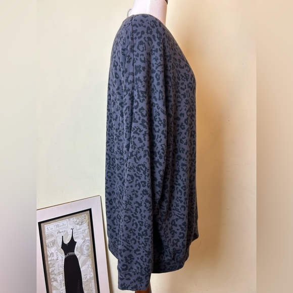 Athleta Pure Lux Sweatshirt Size M Leopard Gray Black Stretch - Picture 3 of 8